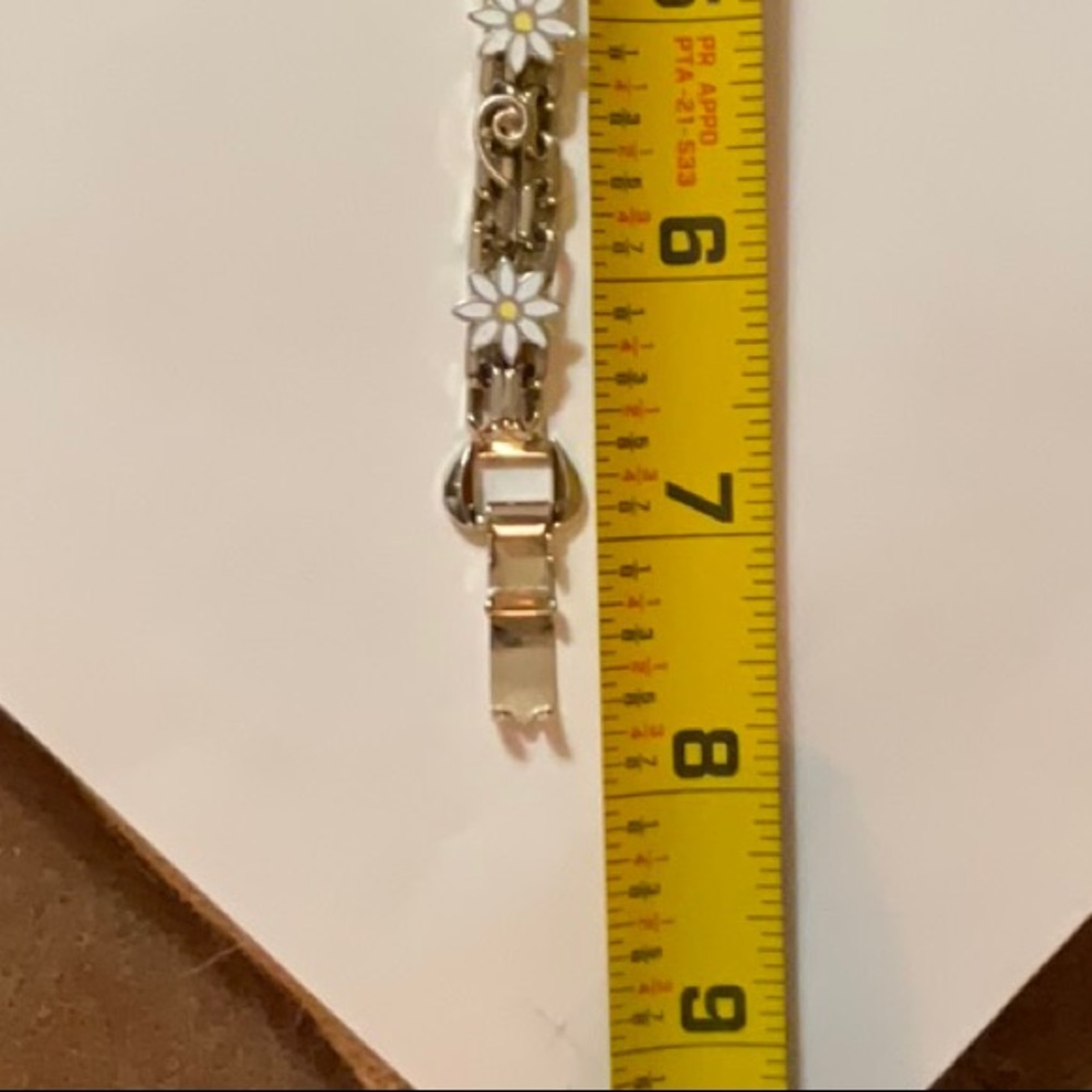 Estate Find Gold Toned Metal Enamel Daisy Bracelet Vintage Unsigned Well Made - Picture 12 of 16